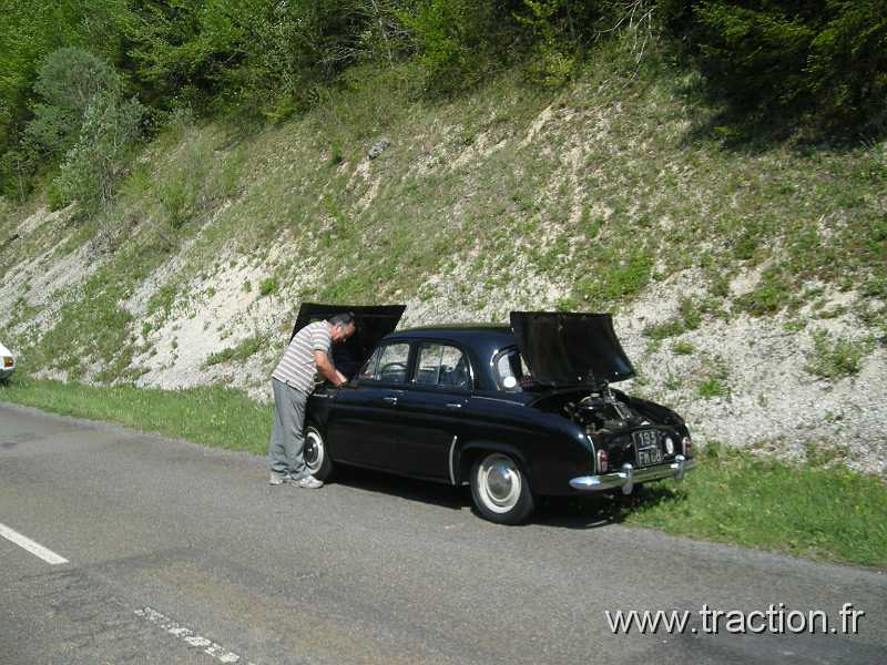 2011_CVAAM_35ans_1_Depart (20).JPG - 35 Ans du CVAAM, sortie dans le Doubs et le Jura, du 26 Avril au 1er Mai 2011, en route vers le Monastère du Val de la Consolation, crevaison